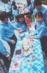 在中庭舉辦的學生茶會